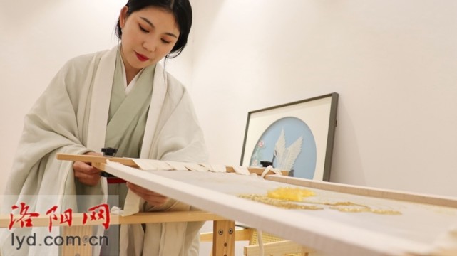 非物质文化遗产珠绣代表性传承人李慧指尖珠光璀璨绣出非遗之花