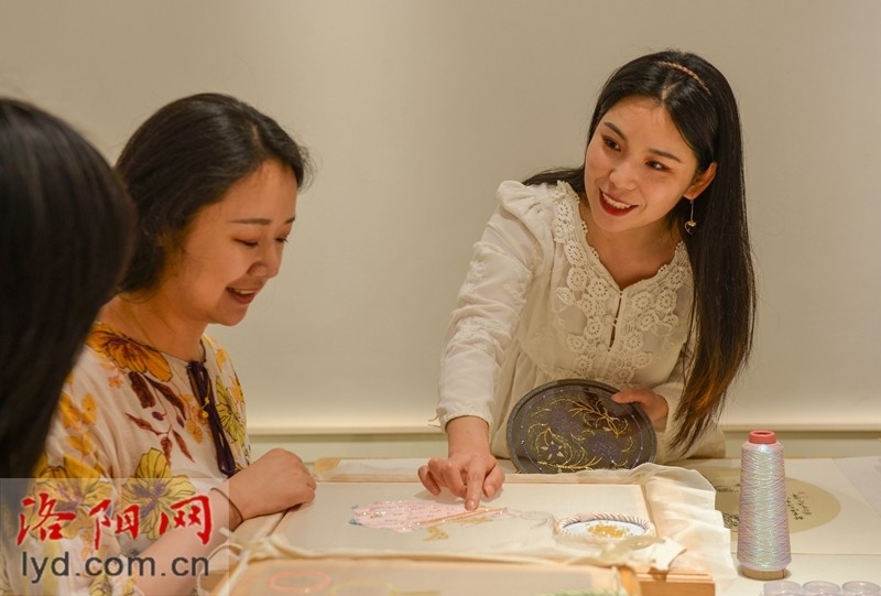 非物质文化遗产珠绣代表性传承人李慧:指尖珠光璀璨 绣出非遗之花