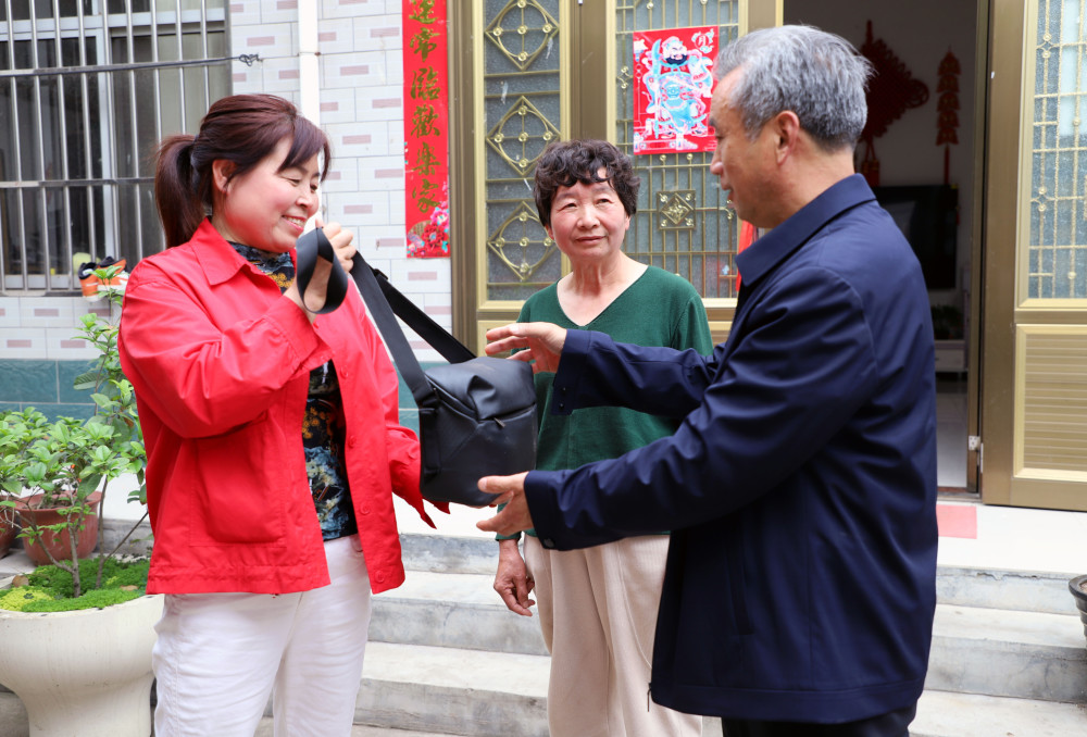 感激地对宝丰县肖旗乡朱洼村村民付珍说