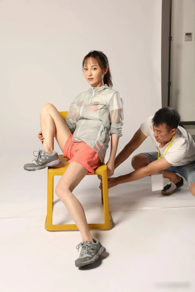 姚笛分享写真照,有网友在意她的身高,有网友留意她的坐姿_腾讯新闻