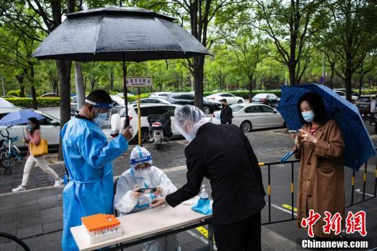 北京朝阳区市民冒雨参加第二次常态化核酸检测000019深深宝A