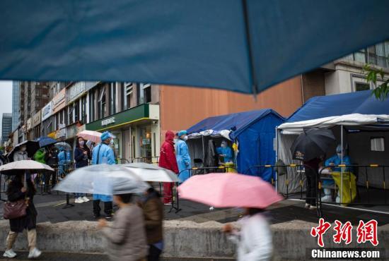 北京朝阳区市民冒雨参加第二次常态化核酸检测