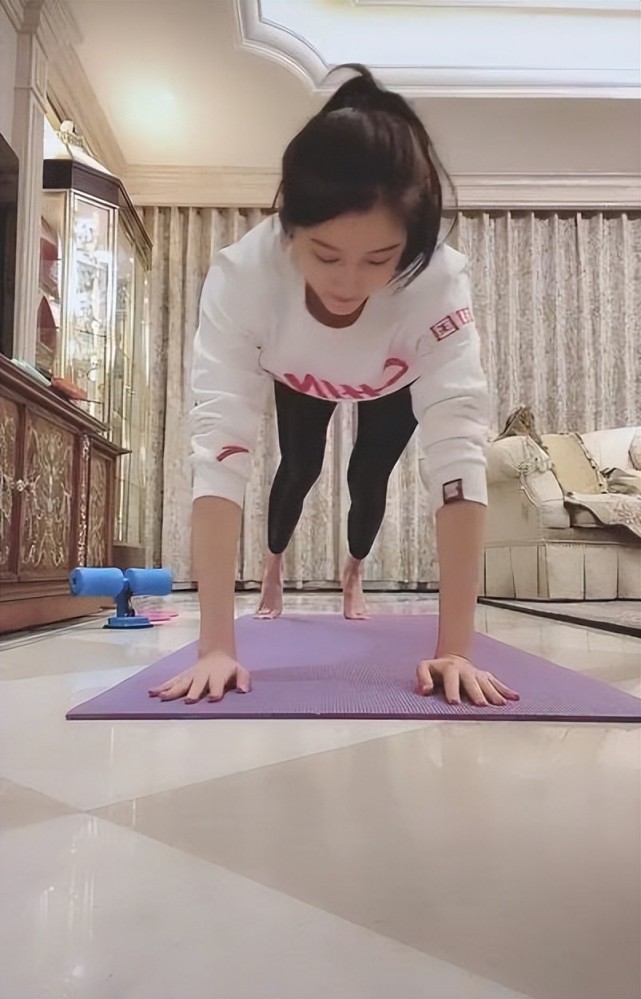 关晓彤真自律,在家穿运动装练瑜伽,网友:看到豪宅我酸了!