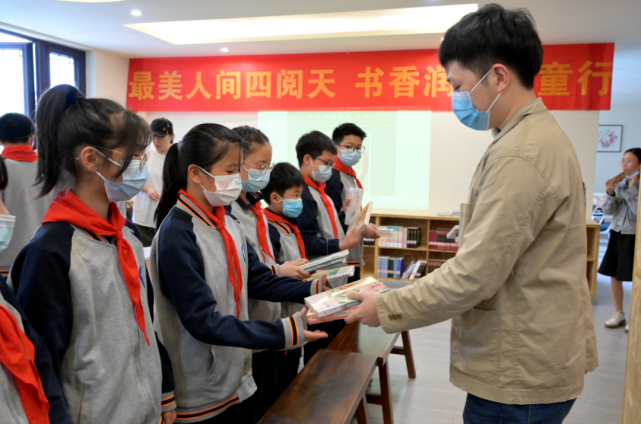 团工委负责人还向孩子们赠送了书籍,让一本本好书滋润童心,相伴成长