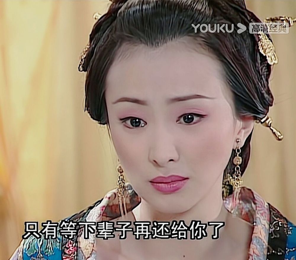 以林静饰演的梅妃为例,尽管柳叶眉和桃花眼都是极具古典韵味的标志,但