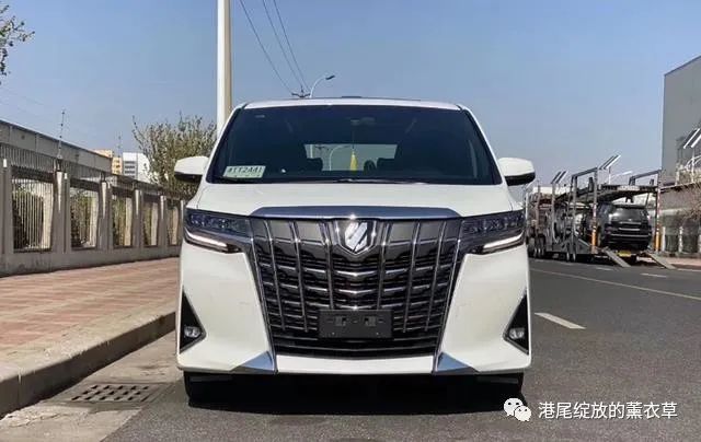 小品之王潘长江身材矮小座驾却是大块头售价超过百万