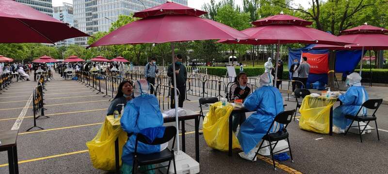 北京朝阳区第二轮核酸检测：居民雨中有序排队等待四年级趣味数学