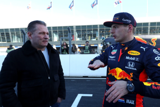 今年,维斯塔潘父子一起嘲讽老对手,有些不应该.