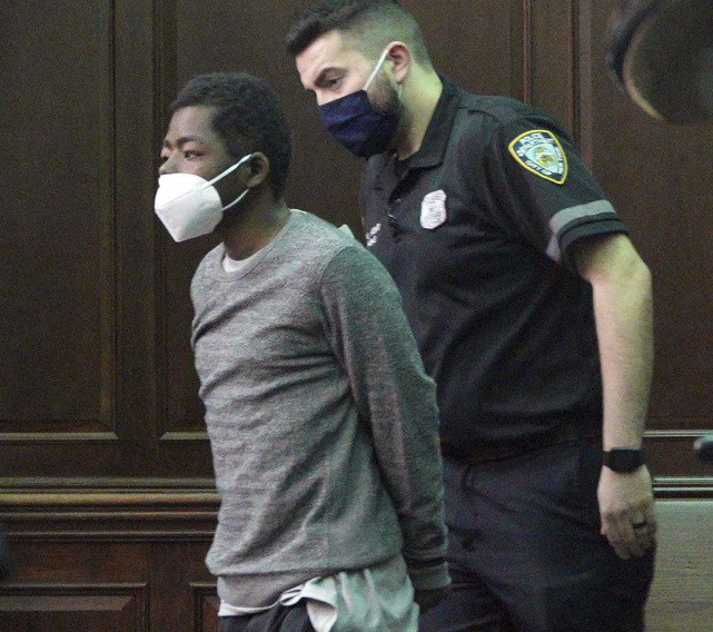 3月11日,在纽约州扬克斯市,一名拥有橄榄球运动员