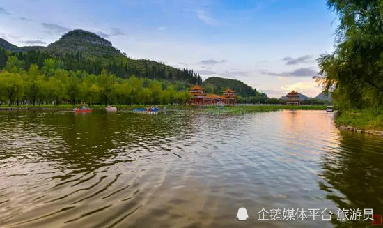 这个景区就是安龙招堤旅游景区,位于贵州安龙县城东北隅,分为陂塘,天