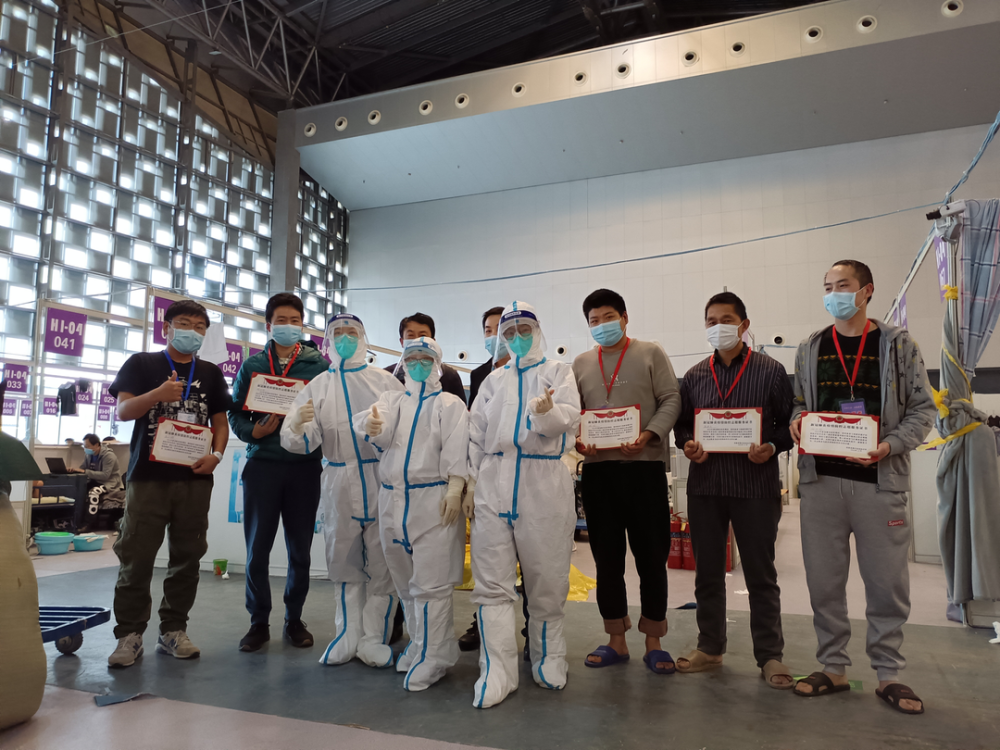 疫瞬间方舱里福鼎大白与志愿者上演温暖传递