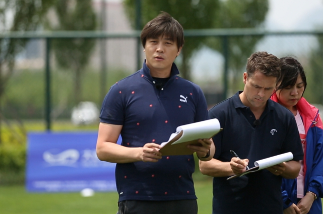 网友对着大张玉宁的儿子喊:这小东西吃海参吗?