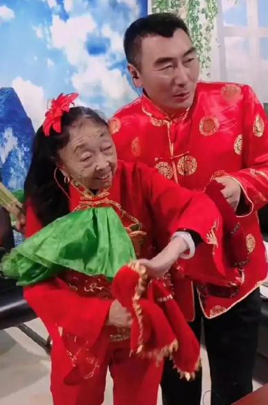 85岁马玉琴和丈夫回老家被儿子指使干活儿媳一旁哭穷要钱