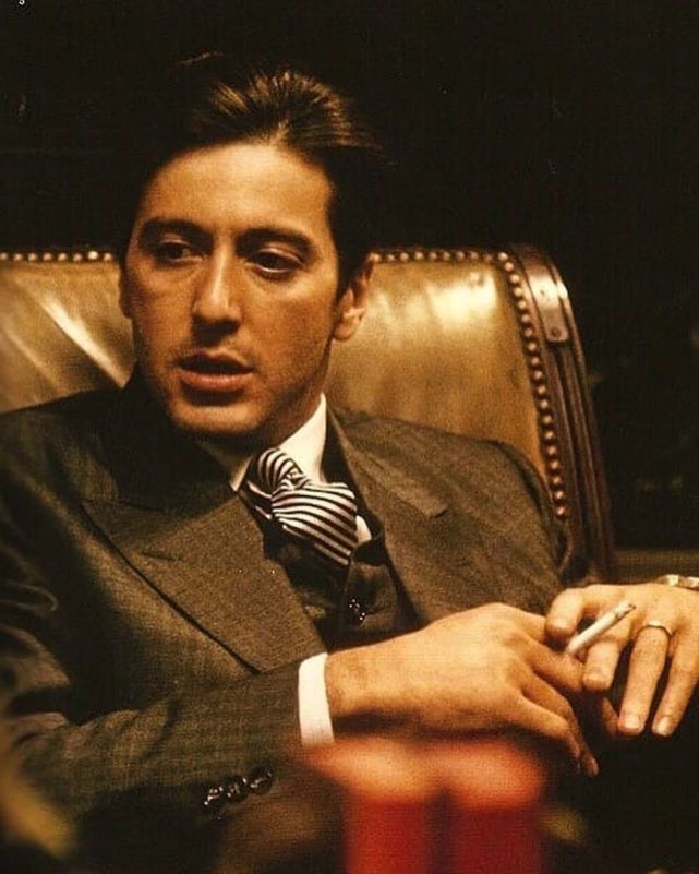 阿尔·帕西诺下车毫不费力,上车的时候,脚步有些蹒跚,需要旁边的人