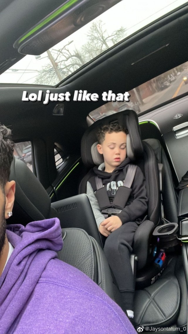 塔图姆微博晒儿子车内喝饮料&睡觉萌照:哈哈哈哈 就像这样