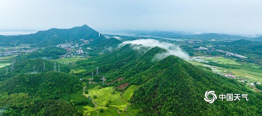 1/74月25日,雨后的江西省瑞昌市南阳乡,夏畈镇境内云雾缭绕,风景秀丽
