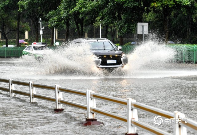 福建福州遭强降雨侵袭 雨势猛烈部分路面积水