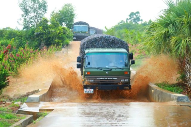 上车能驾驶下车能战斗军车驾考现场来了