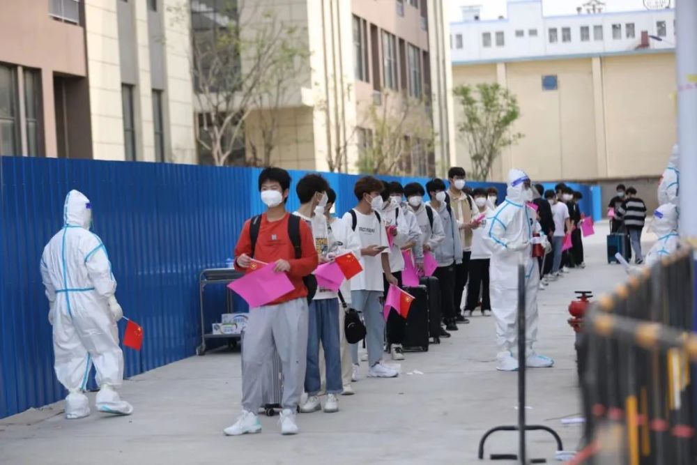 在我县集中隔离的604名颍州学村关联疫情师生员工解除隔离