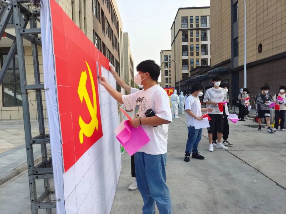 在我县集中隔离的604名颍州学村关联疫情师生员工解除隔离