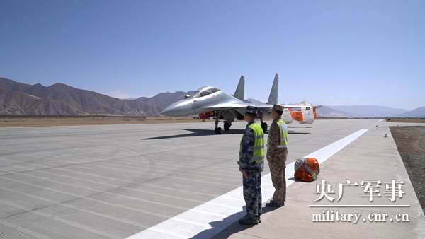 西部戰區空軍某高原場站持續進行飛行保障任務