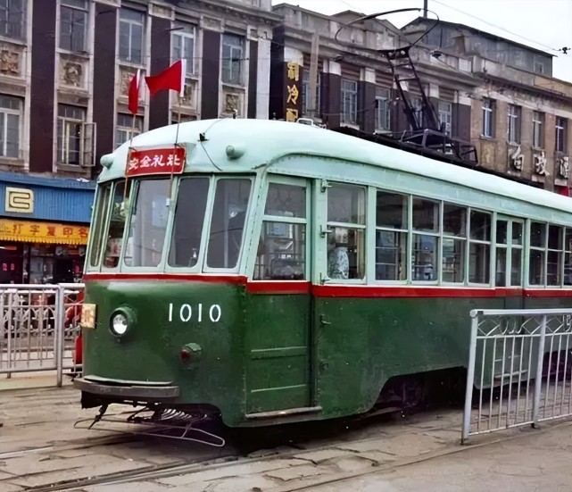 老照片上世90年代的大连历史悠久的有轨电车繁华的天津街