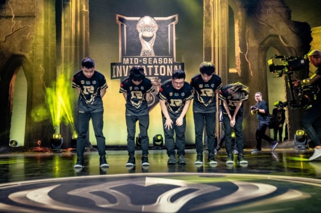 lol官推回顾历届msi的美好历程:edg夺冠后相拥 rng向观众鞠躬