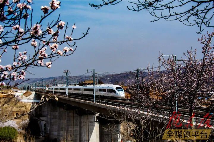 这趟开往春天的高铁列车,沿途景色太惊艳!_腾讯新闻