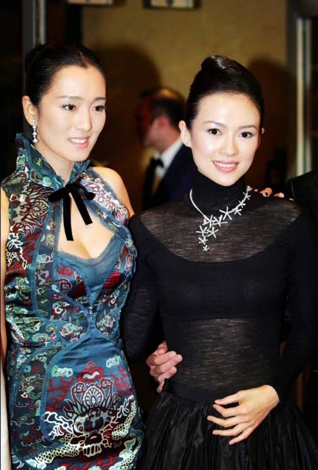 章子怡与巩俐同台旧照曝光皮肤油亮一脸青涩穿透视裙炫出细腰