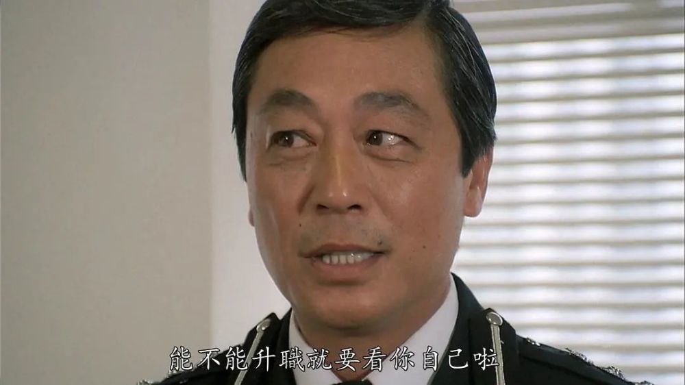 在《纵横四海》里,曾江饰演周润发,张国荣,钟楚红的狠心养父
