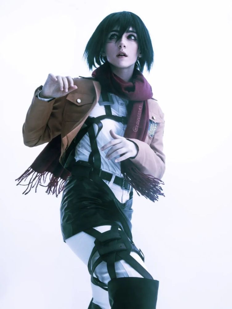 俄罗斯美女cos《进击的巨人》三笠,有腹肌很性感_腾讯新闻