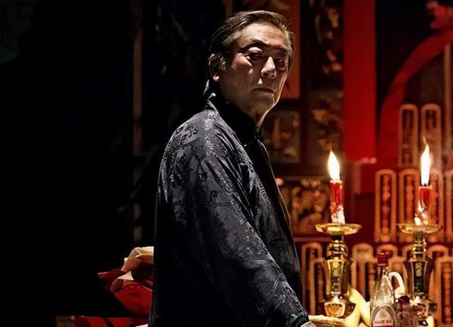 50岁后靠配角出圈,80岁时被谢贤掌掴,戏骨曾江的传奇人生谢幕