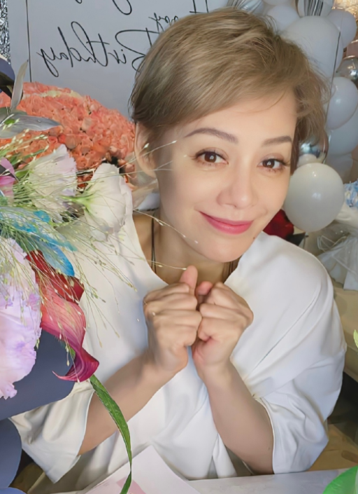 宁静50岁生日直播,罕见淡妆出镜,被指不老女神