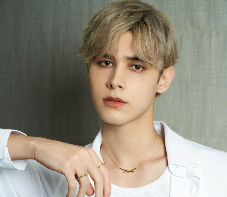 出了海花岛后,利路修的资源也非常好,代言化妆品