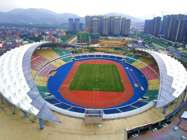 贵港市体育中心承担着广西第十五届运动会的开闭幕式以及网球,田径