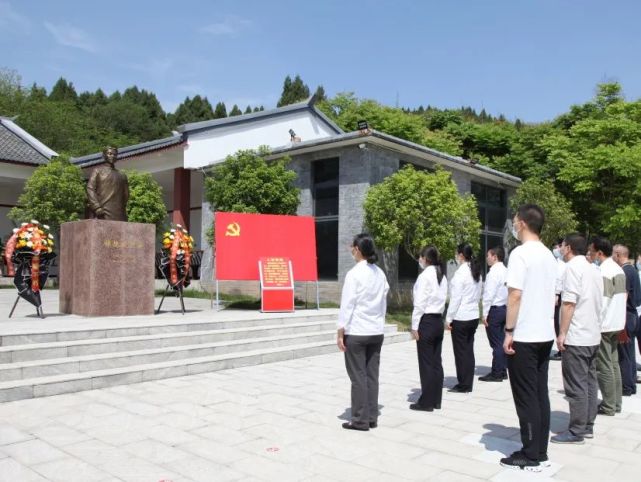 活动现场,全体党员在谭德政烈士雕像前肃穆伫立,敬献花篮,鞠躬致敬