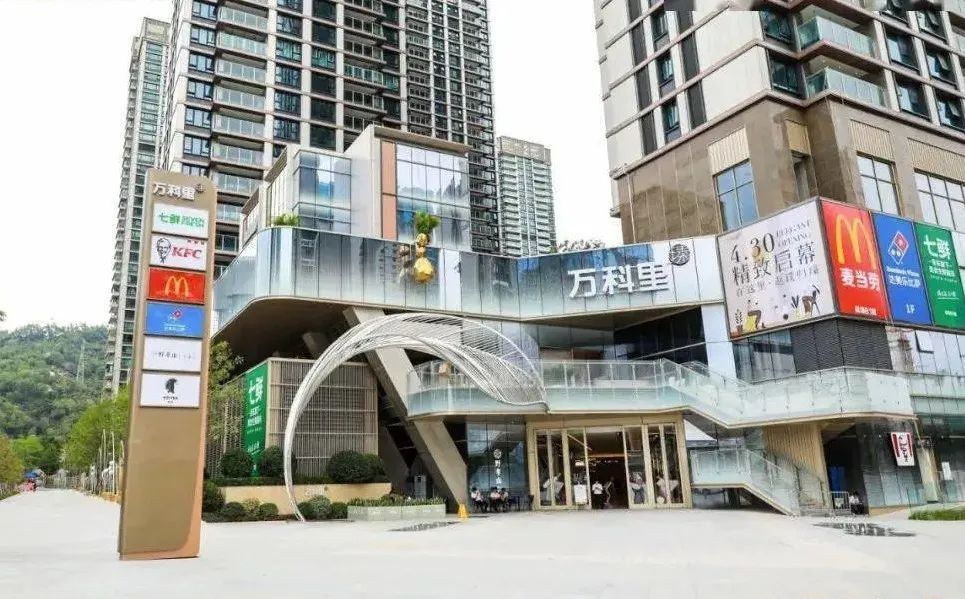 海德园自带有部分商业,不远处还有万科里的4层商业