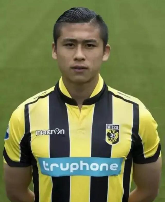 同时也签约过英超,可惜因为劳工证问题租借德甲,在德甲基本都是在热身