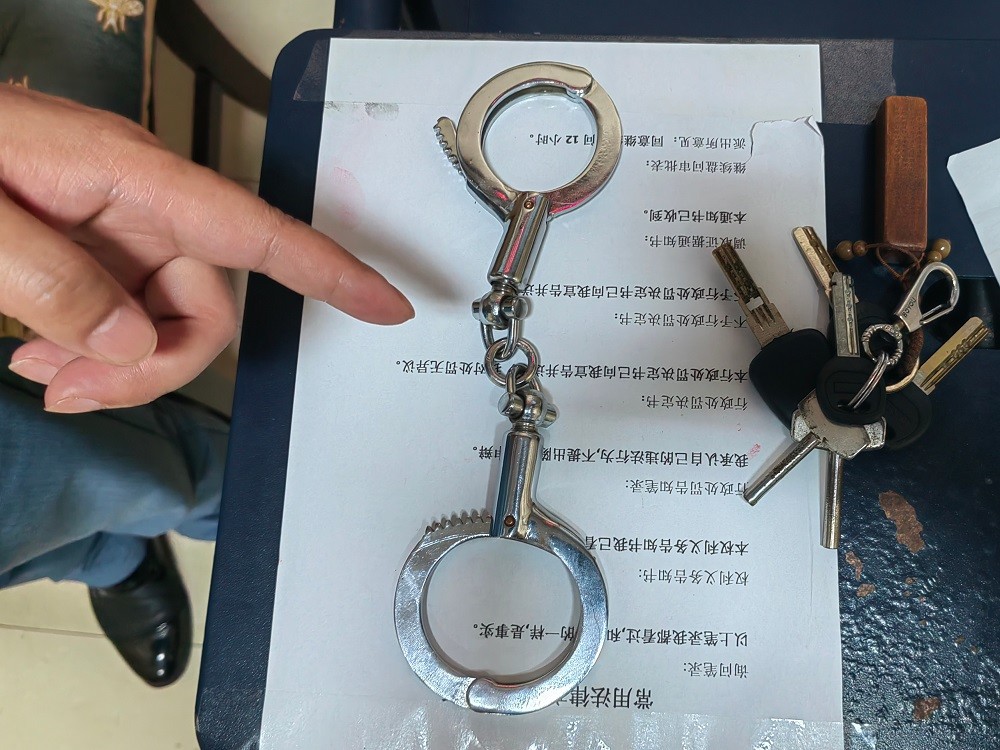 男子买警用手铐只为向朋友炫耀,民警:我们来抓你了_腾讯新闻