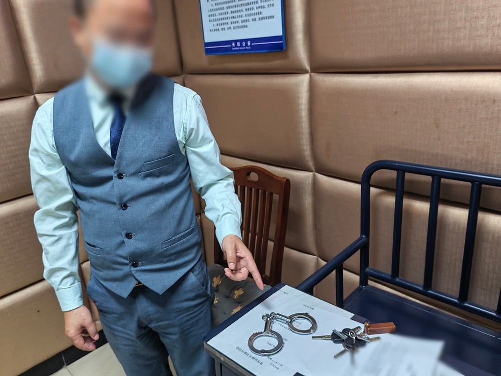 男子买警用手铐只为向朋友炫耀民警我们来抓你了