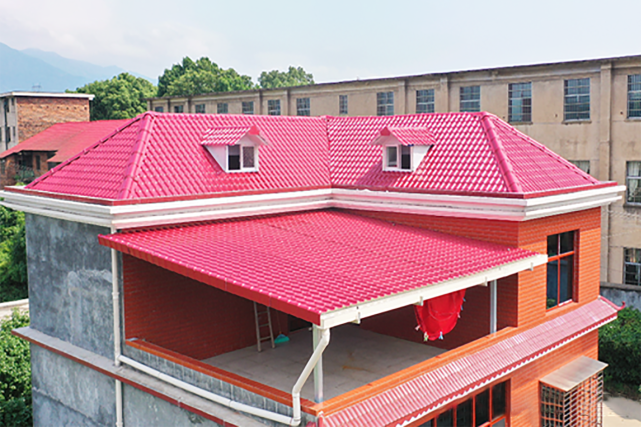 树脂琉璃瓦配套齐全,有翘脚,宝鼎,仿古滴水等装饰配件,配套安装能让