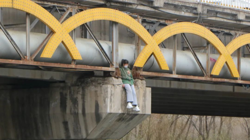 立即赶赴现场一女子欲跳桥轻生位于内蒙古呼伦贝尔扎兰屯市河西大桥上