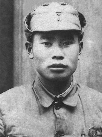 但是,事实上并不只有我们的彭当过志愿军总司令,还有三个人,让我给