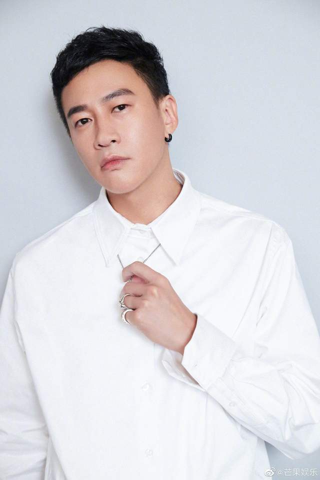 46岁何润东晒妻子出游照,网友直呼肌肉男,这体型不输49岁刘畊宏