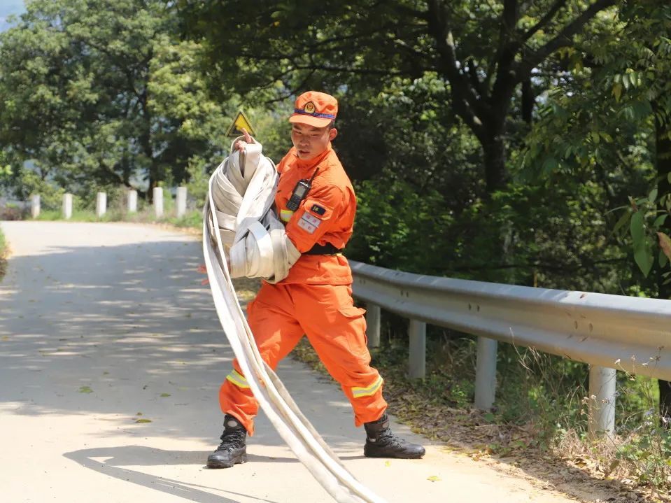 地震救援訓練場上,消防救援人員使用電動鑿岩機在一塊預製水泥板靠近