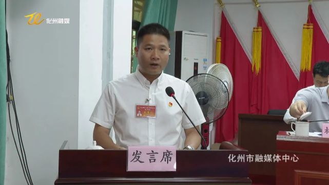 新当选的合江镇镇长梁峻铭在表态发言中表示,将把讲政治作为第一品格