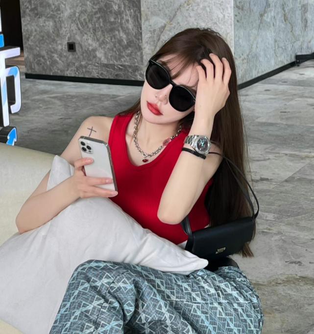 郭艾伦开始恋情?身材高挑很年轻,身高不及前女友,肩部2处纹身