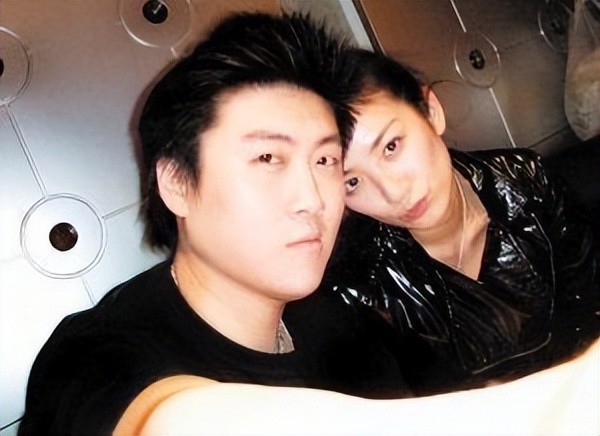 在他和黄奕还没有断干净的时候便成为了霍思燕的男友.