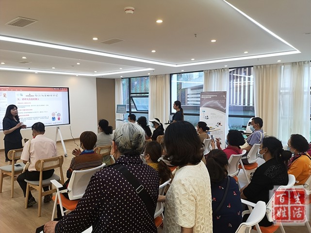 荷花池街道北站社区开展"金色助老"智慧康养体验活动