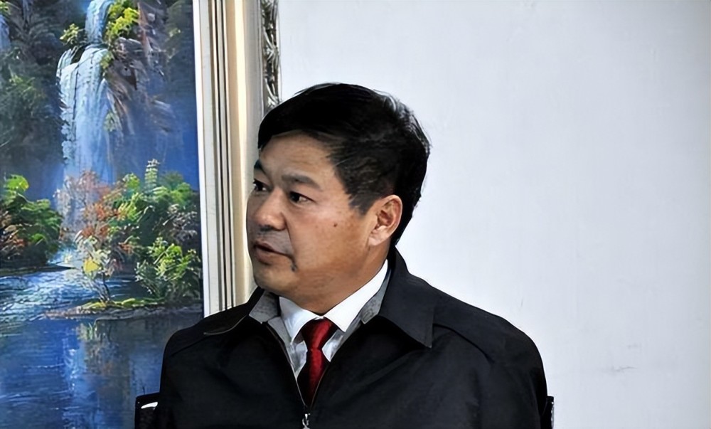 蓝翔校长女儿实名举报母亲为了145套房产逼女儿签假合同坐牢